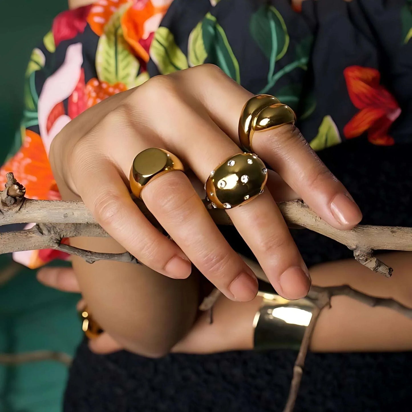 GOLD CHUNKY SIGNET RING - AEQEA