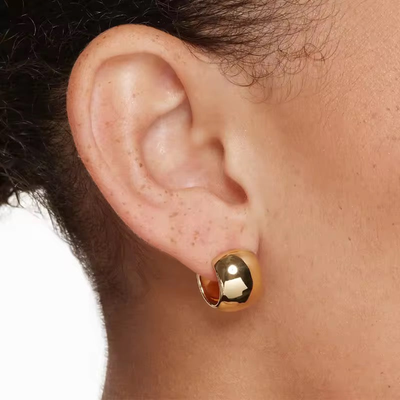 MINI LEA HUGGIES HOOP EARRINGS