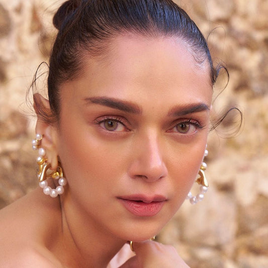 ADITI RAO HYDARI - GOLD OCEAN PEARL HOOPS AEQEA