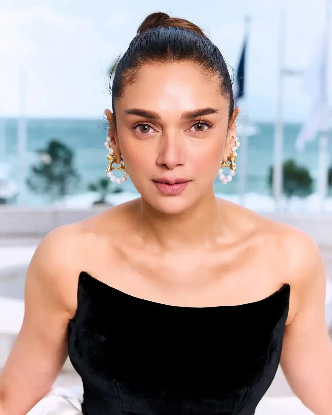 ADITI RAO HYDARI - GOLD OCEAN PEARL HOOPS - AEQEA
