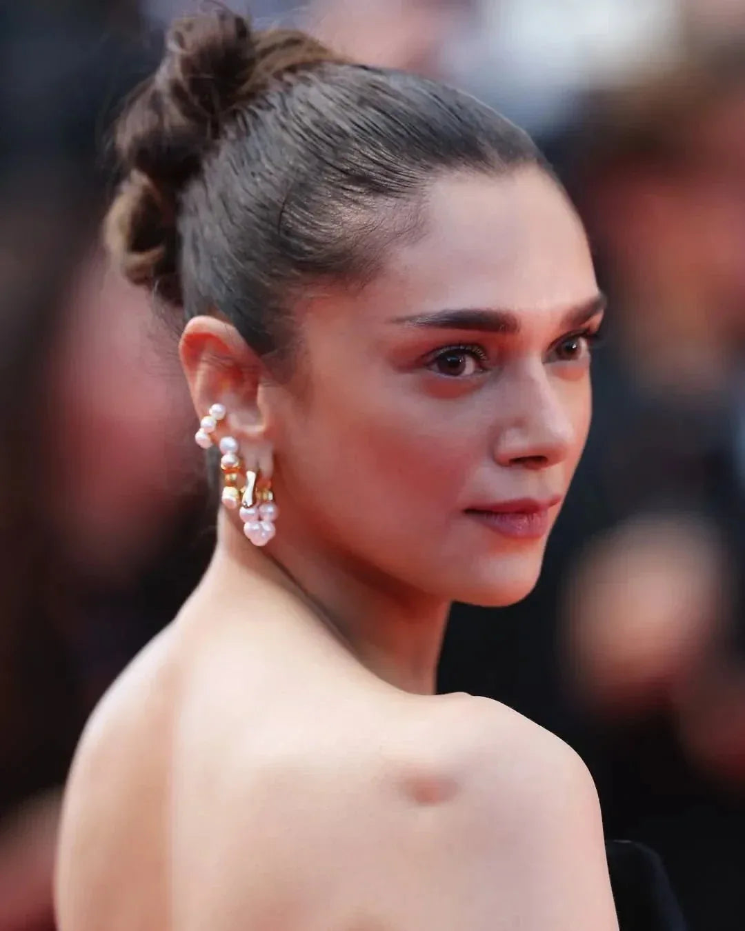 ADITI RAO HYDARI - GOLD OCEAN PEARL HOOPS - AEQEA